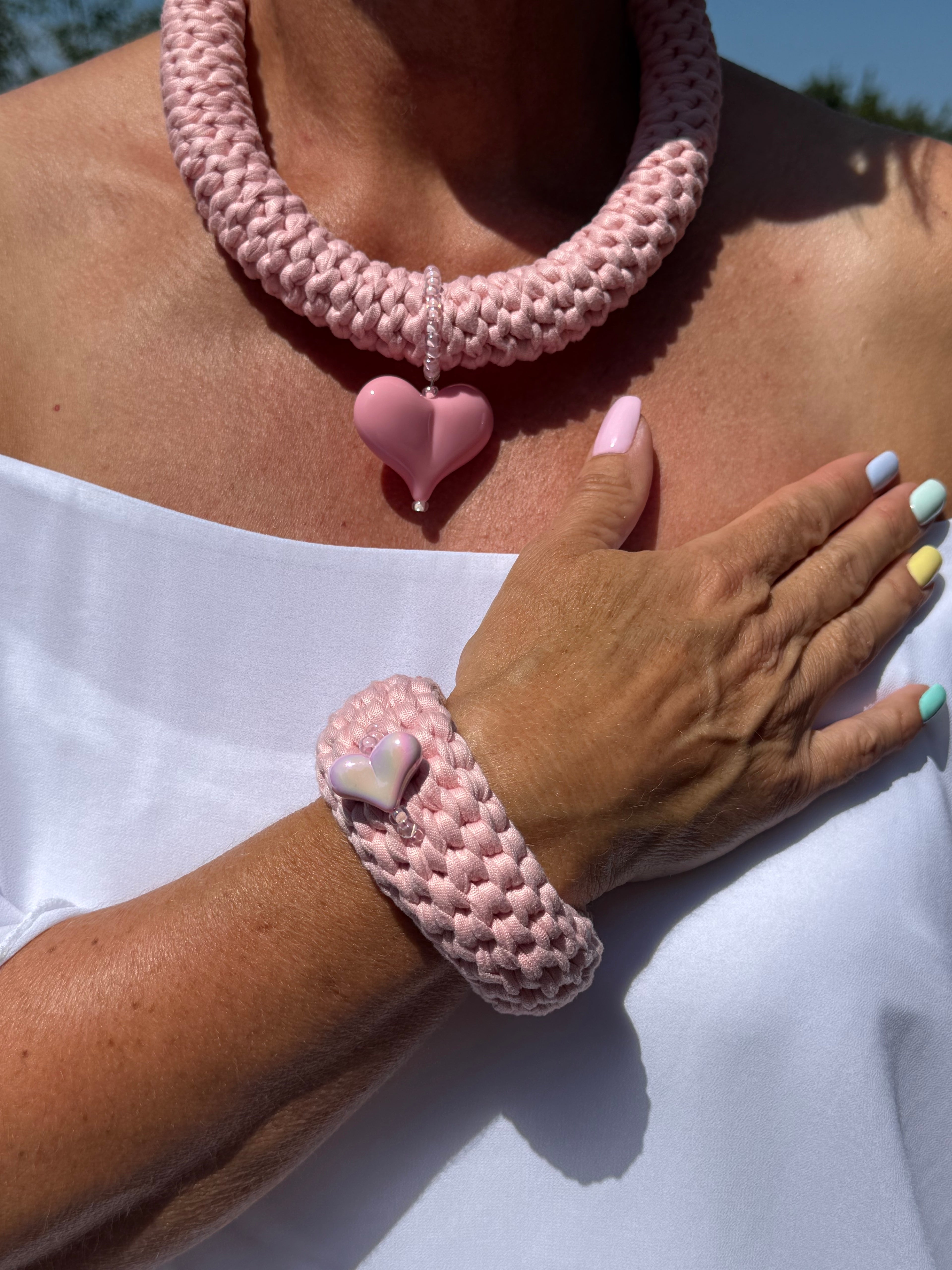 „Rosentau am Kai“ – Halskette und Armreif aus rosa Bändchengarn gehäkelt