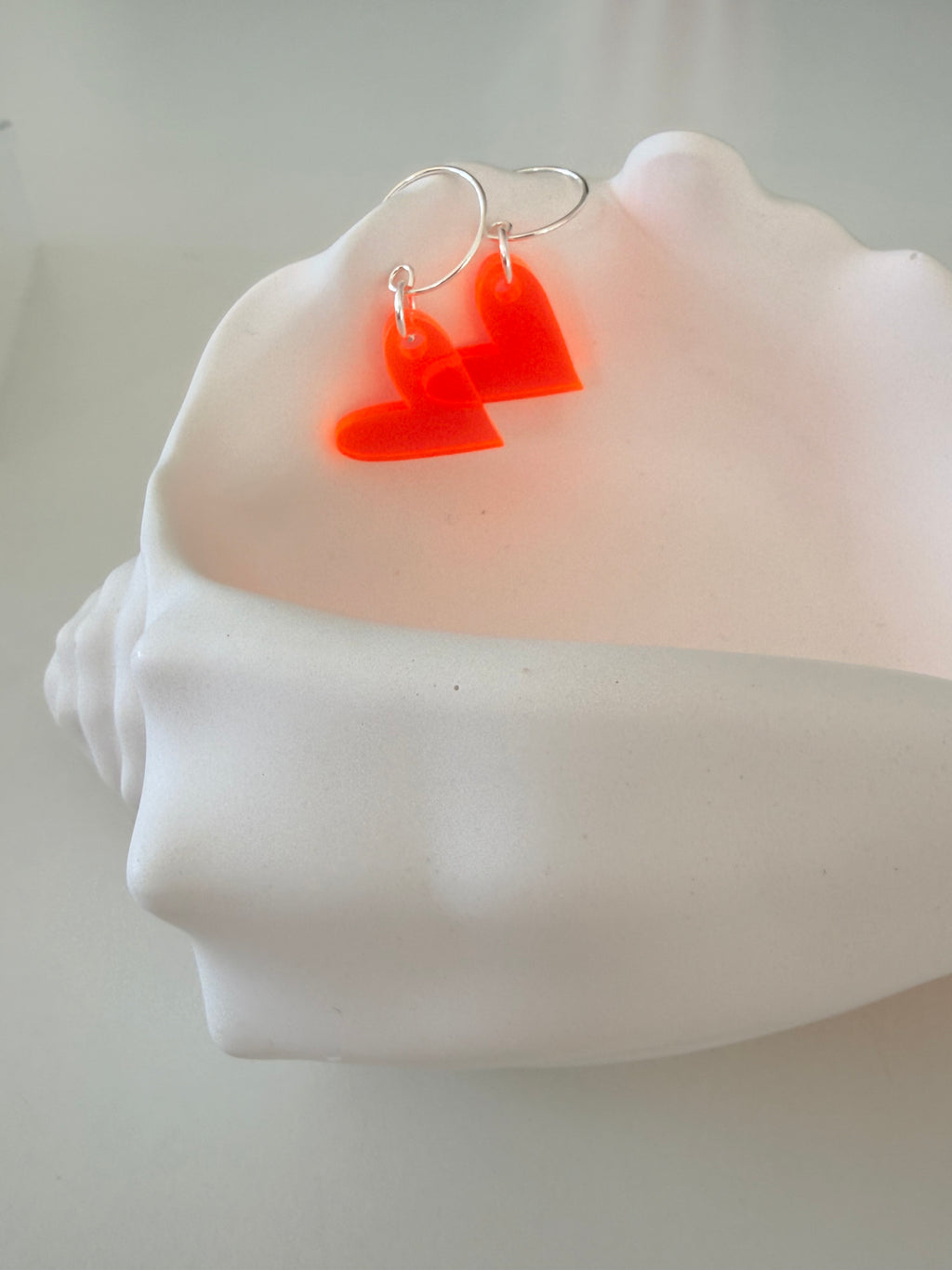 „Herzensbrise Neon Orange“ Ohrhaken