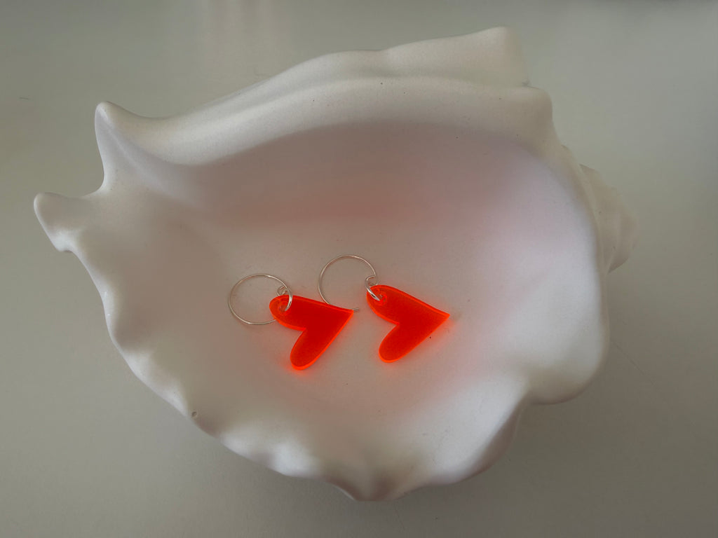 „Herzensbrise Neon Orange“ Ohrhaken