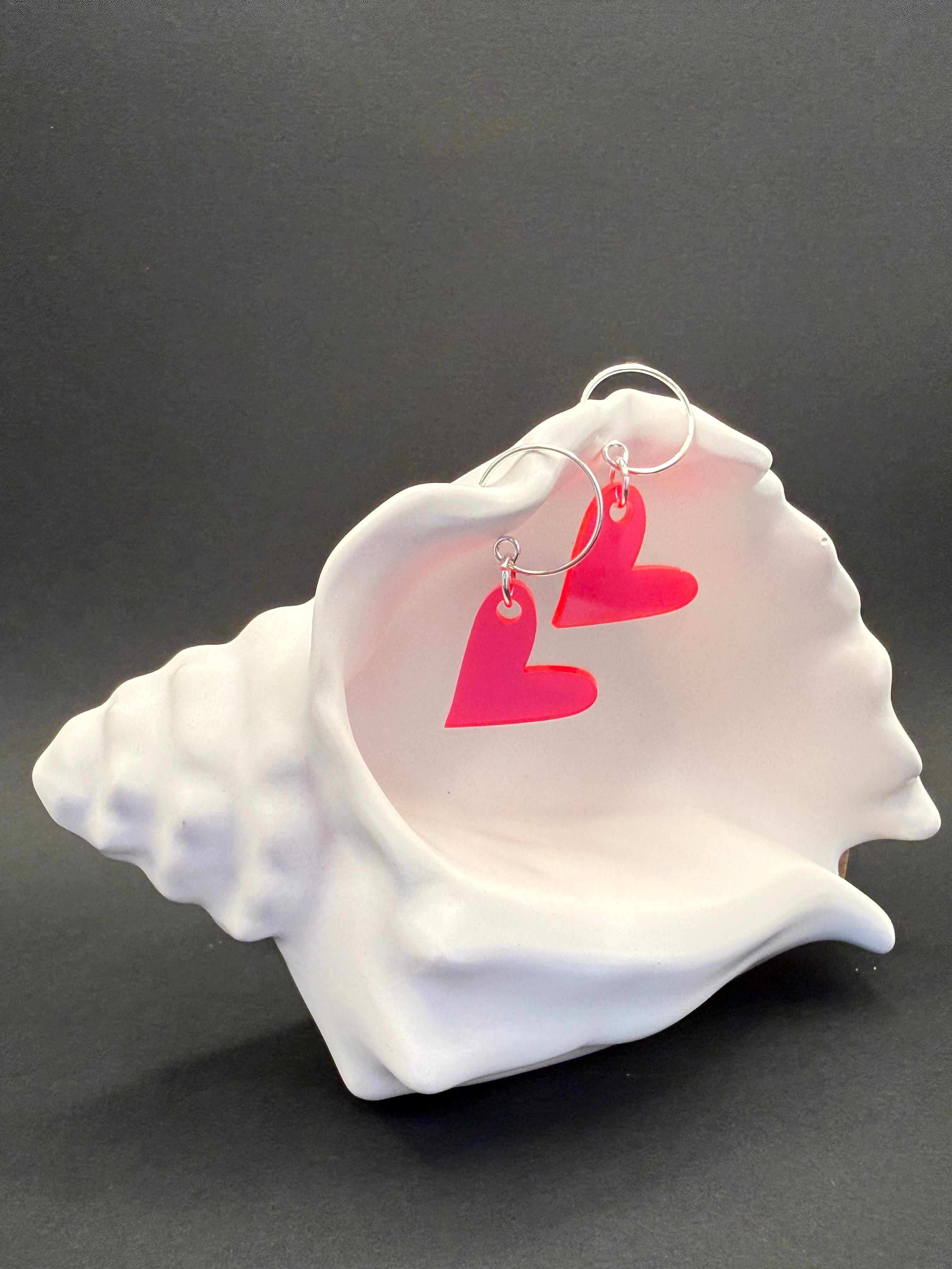 „Herzensbrise Neon Rot/Pink“ mit runden Ohrhaken