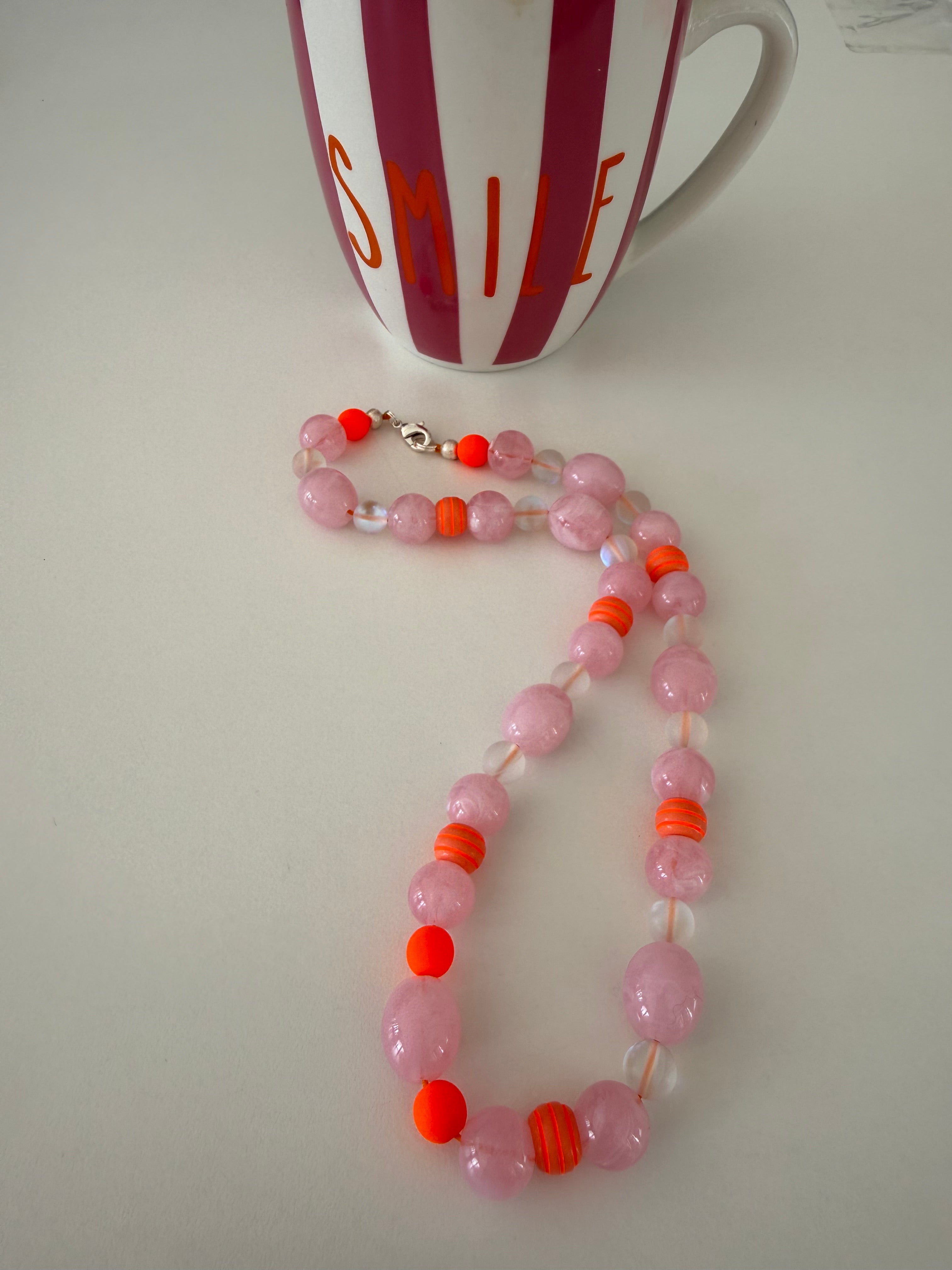 " Deich-Diva" – Rosa - Neonorange Perlenkette