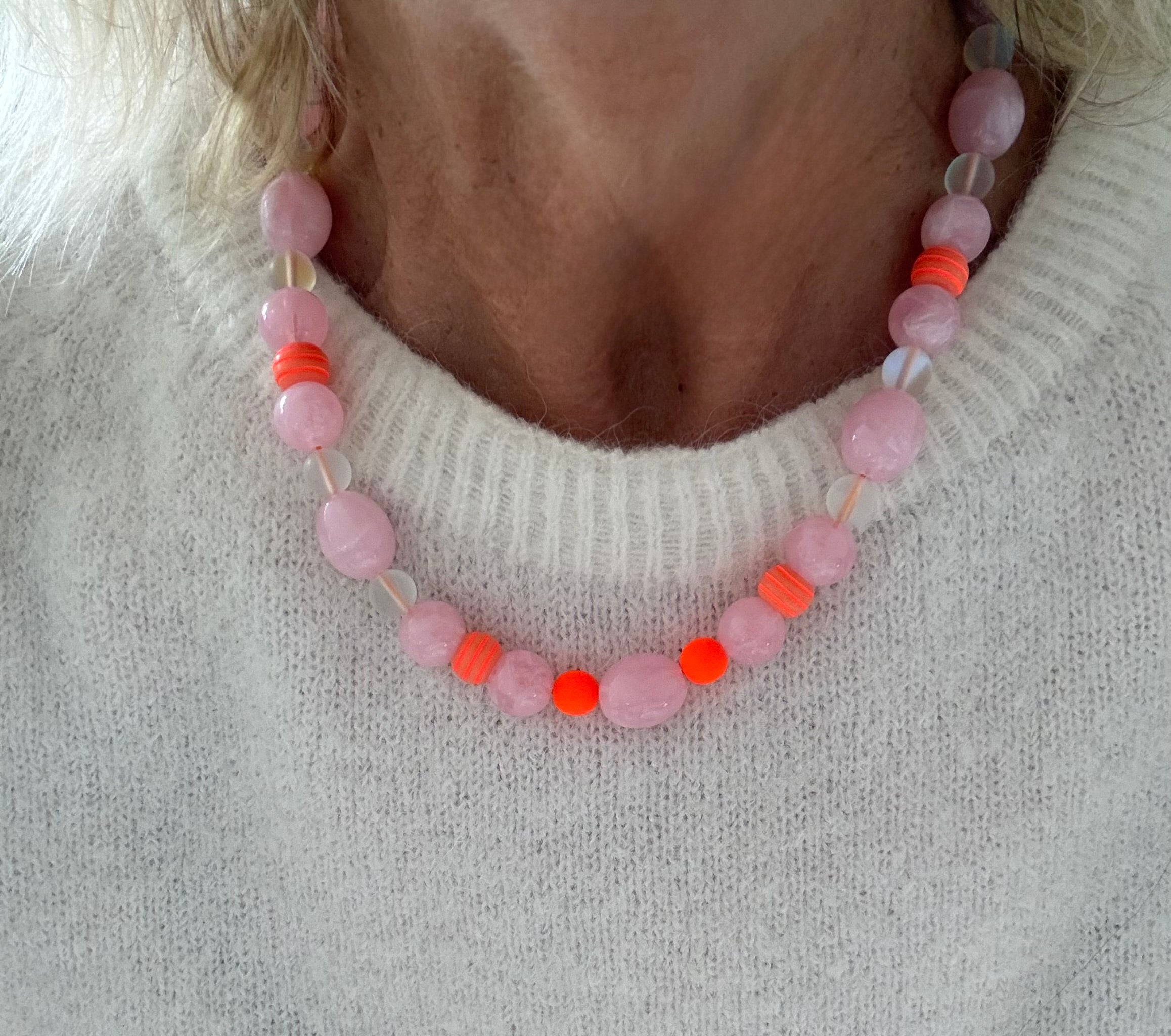 " Deich-Diva" – Rosa - Neonorange Perlenkette